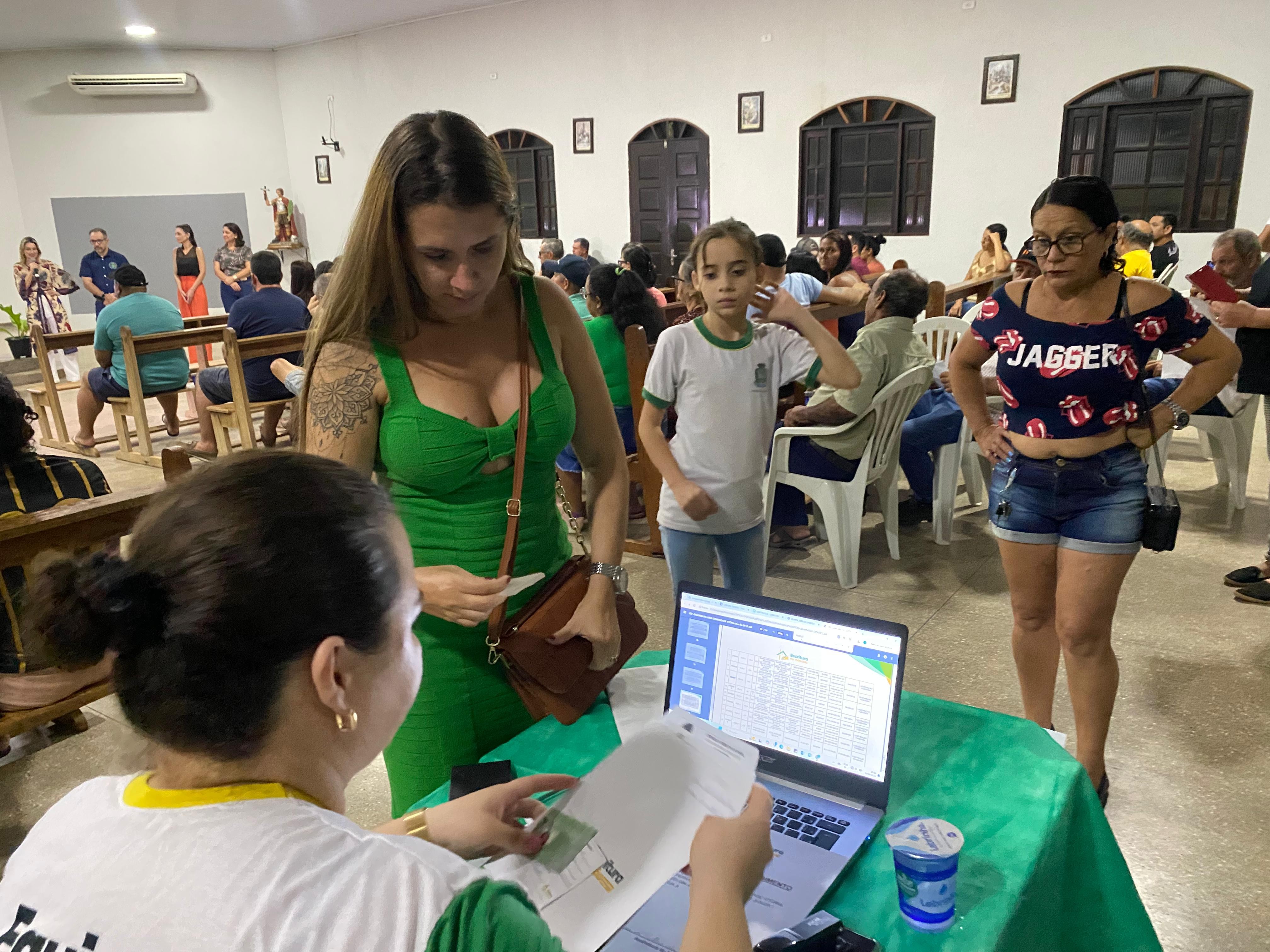 Prefeitura realiza entrega de escrituras para mais de 100 famílias da Comunidade Vitória