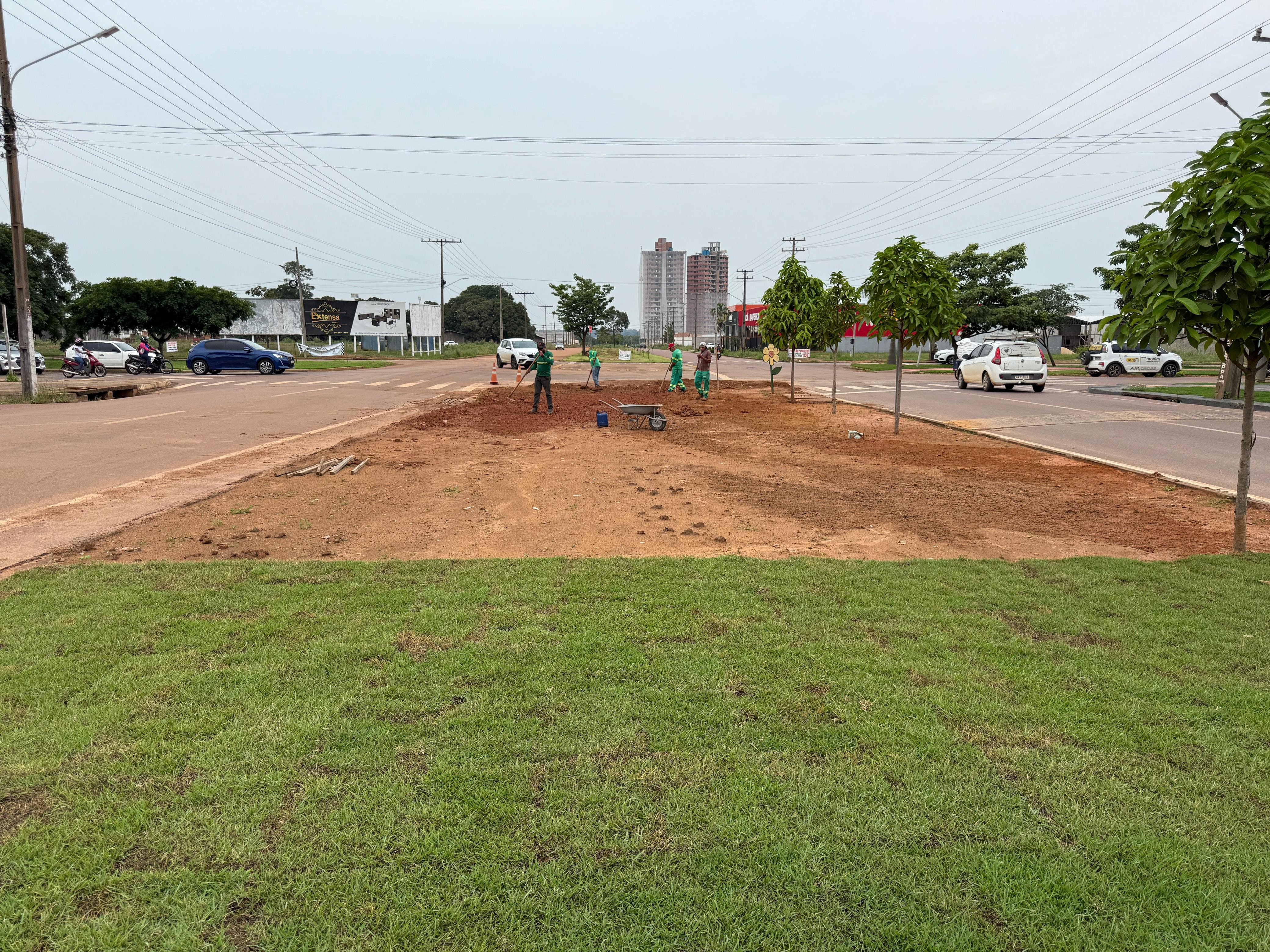 Após fechamento de vala, avenida Joaquim Socrepa é revitalizada com plantio de 8mil² de grama