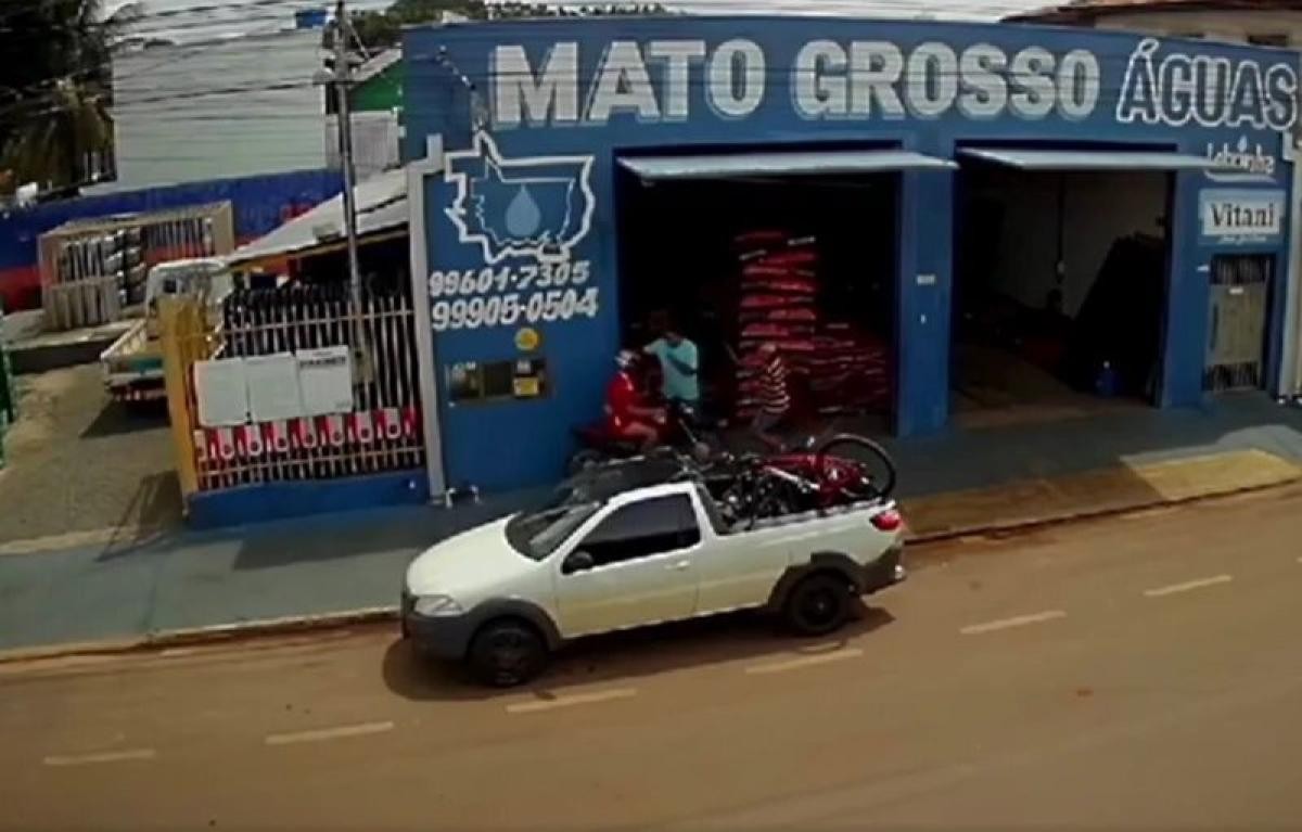 Fugindo da PM, motociclista atropela idoso na porta de conveniência em Tangará