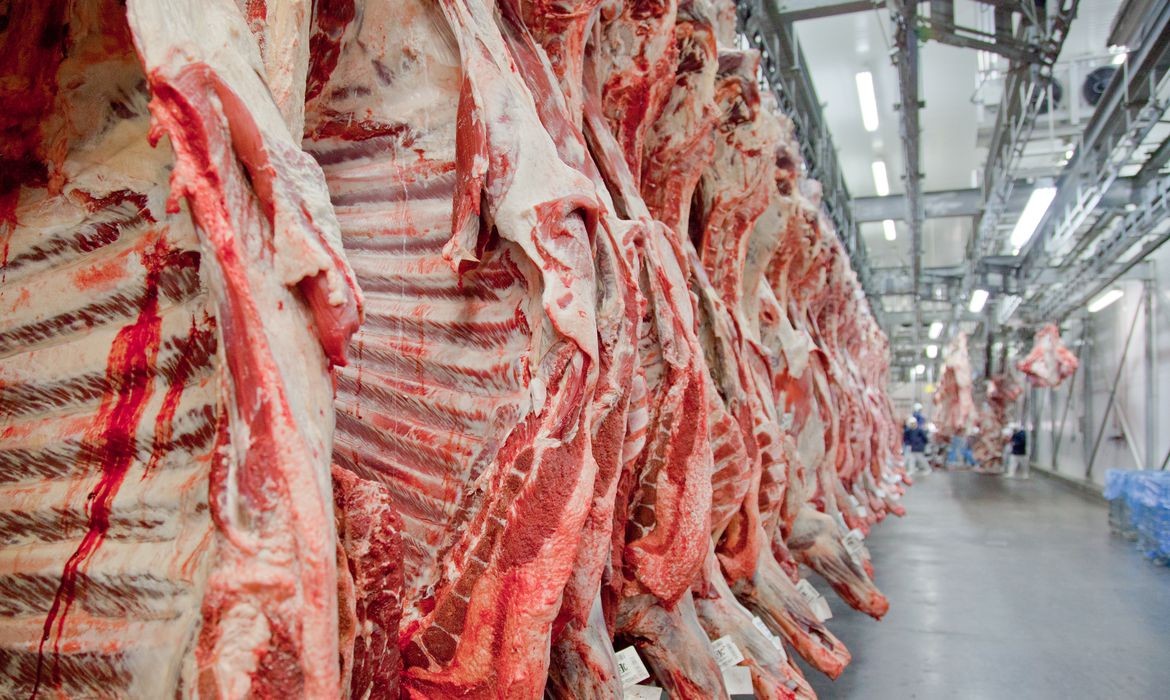 China suspende aquisição de carne bovina de três frigoríficos brasileiros