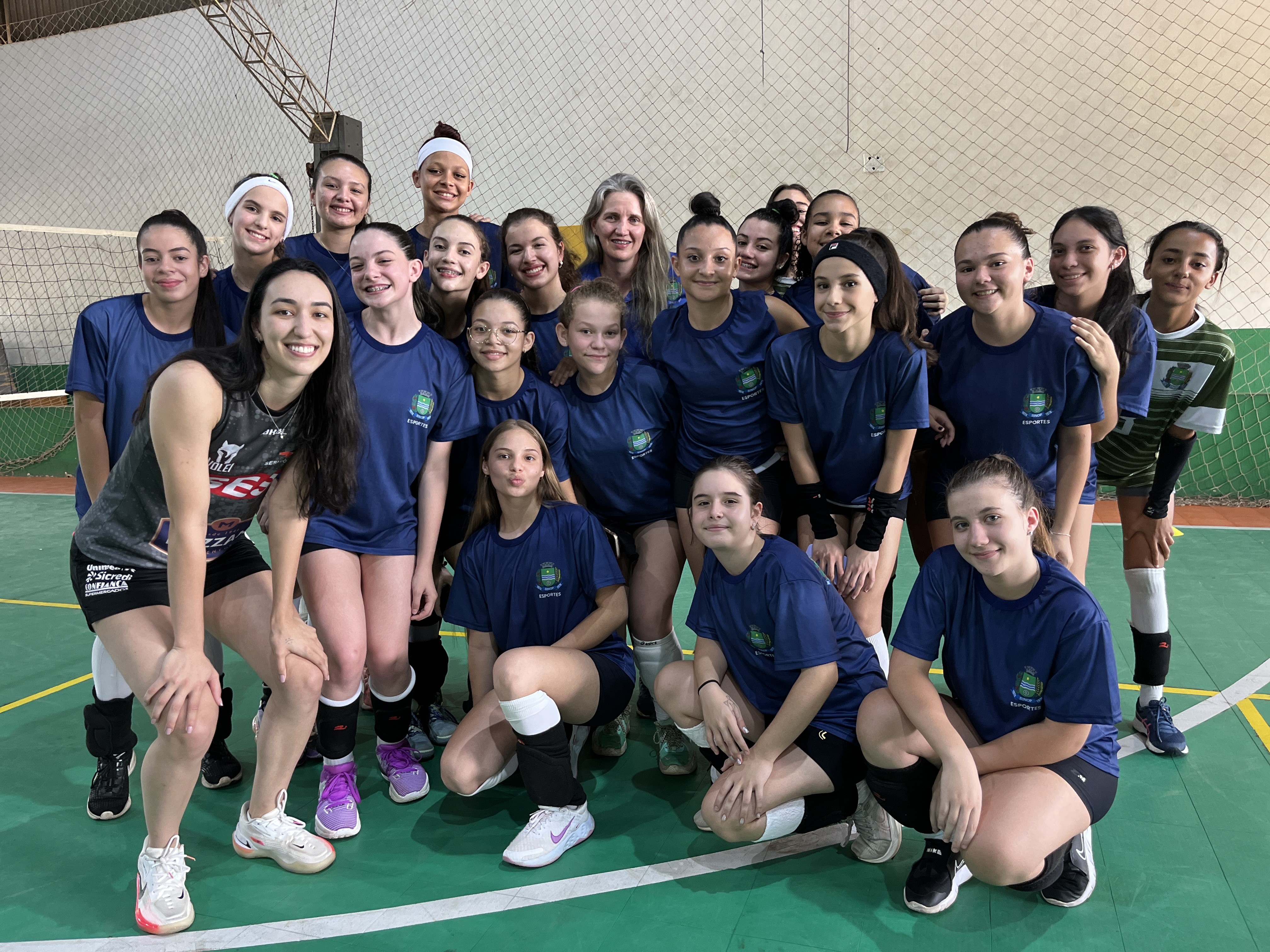 Atleta sinopense que está na Liga Nacional de Vôlei visita alunos das escolinhas municipais