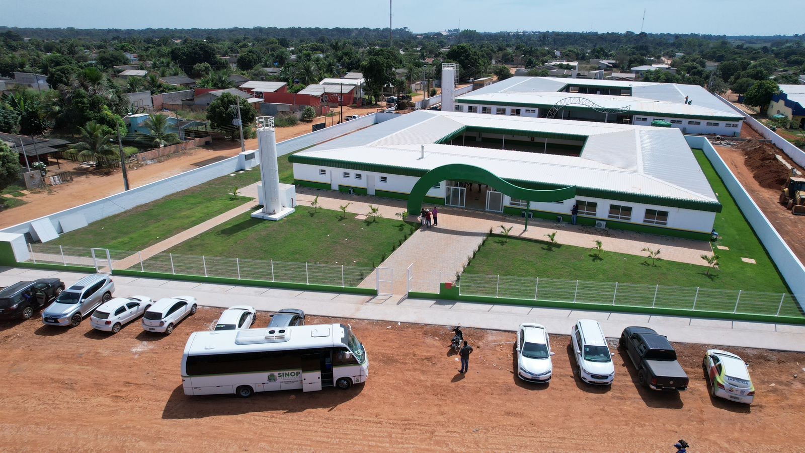 Prefeito de Sinop  inaugura escola equipada para 300 alunos no Camping Clube e soma três unidades já entregues