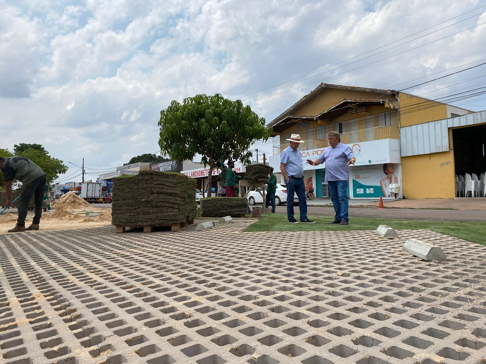 Parceria público-privada resulta em fechamento de valetão e estacionamento em bairro de Sinop